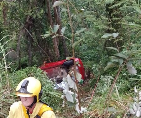 Duas pessoas ficam feridas após queda em ribanceira na SC-283