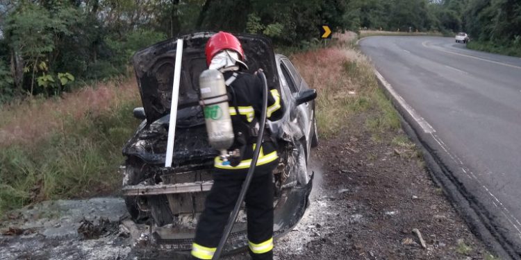 Veículo é parcialmente destruído por incêndio na BR-153