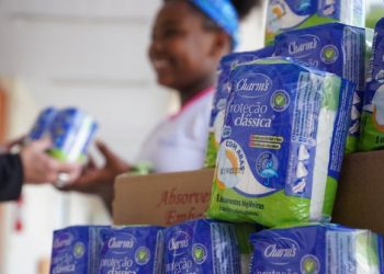 Governo de SC inicia distribuição de absorventes para 64 mil estudantes da rede estadual