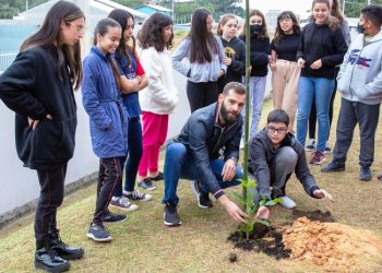Em São José, alunos da escola Amélia Inácia Ludwig semeiam o futuro