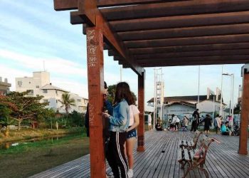 Adolescentes são flagrados vandalizando deque de madeira no Parque Linear dos Ingleses