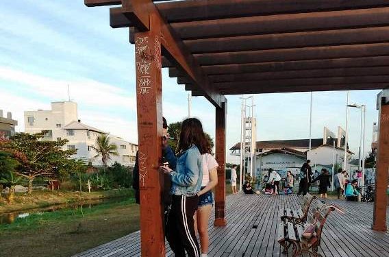 Adolescentes são flagrados vandalizando deque de madeira no Parque Linear dos Ingleses