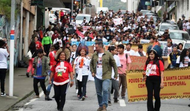 Indígenas fazem protesto em Floripa pela retomada do julgamento do Marco Temporal