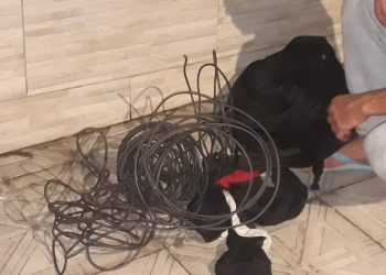 Ladrão é flagrado com 3kg de fios furtados na madrugada no bairro Estreito