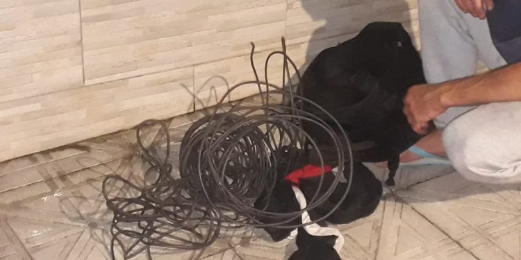 Ladrão é flagrado com 3kg de fios furtados na madrugada no bairro Estreito