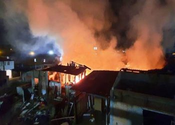 Incêndio destrói cinco moradias de madeira no bairro Bom Viver, em Biguaçu