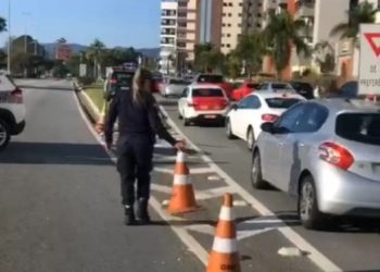 Reconstituição de crime de trânsito na Beira-Mar Norte provoca filas e exige paciência dos motoristas