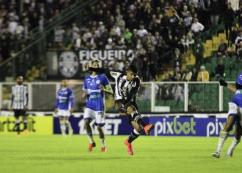 Figueirense só empata em casa com o Confiança