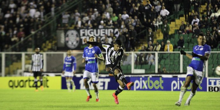 Figueirense só empata em casa com o Confiança