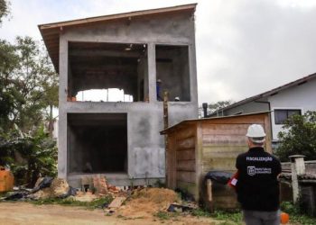 Força-tarefa derruba prédios e impede o avanço de obras irregulares em Floripa