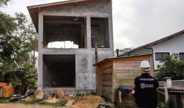 Força-tarefa derruba prédios e impede o avanço de obras irregulares em Floripa