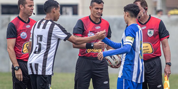 Quatro jogos neste sábado (16) deram sequência aos municipais de Base em Floripa