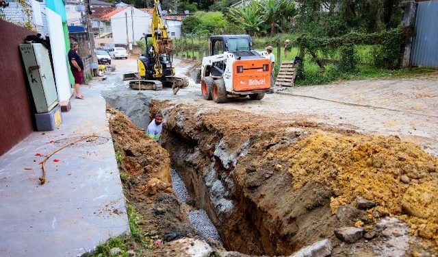 Acesso alternativo entre a SC-401 e o Monte Verde, rua Mané Vicente recebe asfalto