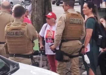 Sistema de som com propaganda política na praça de Palhoça gera ocorrência policial