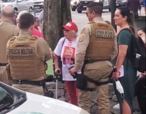 Sistema de som com propaganda política na praça de Palhoça gera ocorrência policial