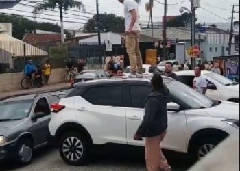 VÍDEO: em surto psicótico, homem sobe no capô de carros na Lauro Linhares