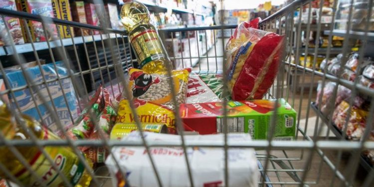 Mesmo com queda de 1,51%, cesta básica em Floripa ainda é a segunda maior do Brasil