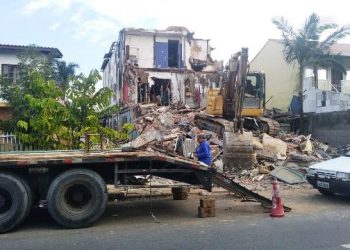 Defesa Civil derruba prédio abandonado em Canasvieiras conhecido como “Carandiru”