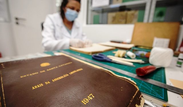 Documentos históricos são recuperados e preservados no Centro de Memória