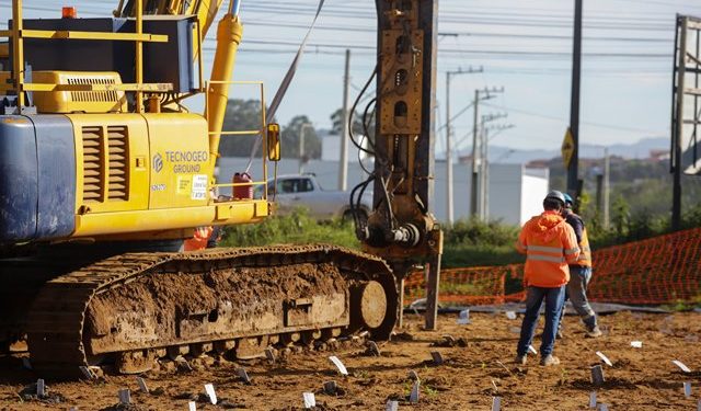 Acidente com retroescavadeira no Contorno Viário deixa parte da Grande Floripa sem água