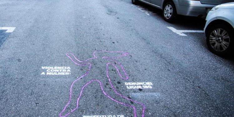 Pinturas no asfalto conscientizam população sobre a violência contra mulher