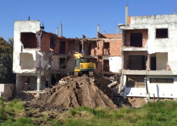 Prédio irregular de 12 apartamentos e quase pronto é demolido no Norte da ilha