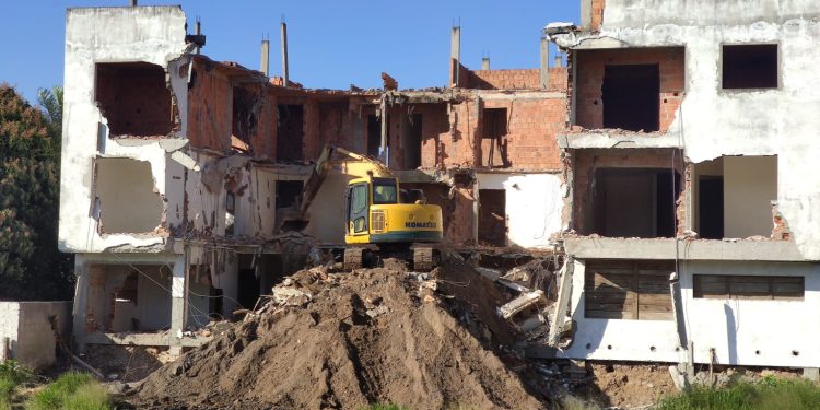 Prédio irregular de 12 apartamentos e quase pronto é demolido no Norte da ilha
