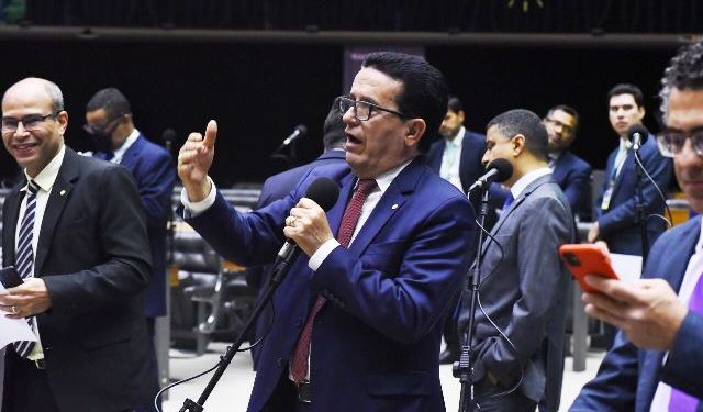 Hélio Costa comemora a aprovação de projeto que acaba com as saidinhas dos presos