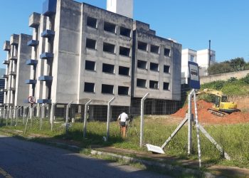Demolição de prédio abandonado provoca alterações no trânsito do bairro Coqueiros