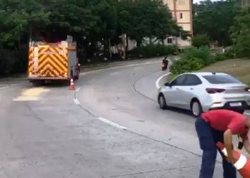 Óleo vaza de caminhão em Coqueiros e provoca diversas quedas de motociclistas
