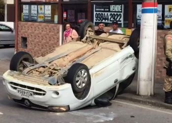 Carro capota na Mauro Ramos e deixa trânsito complicado em Floripa nesta sexta (12)