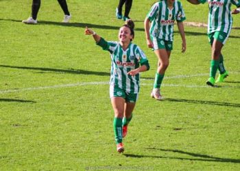Manezinha Kelly Becker marca golaço pelo Juventude e comemora melhor momento na carreira