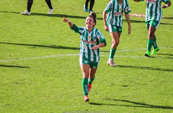 Manezinha Kelly Becker marca golaço pelo Juventude e comemora melhor momento na carreira