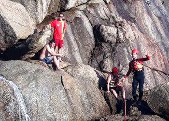 Rapaz morre afogado ao cair do Costão da Ferrugem. Três foram resgatados com vida