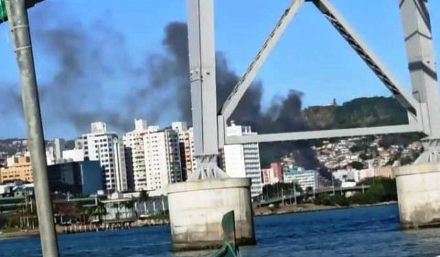 Prédio histórico de restaurante na Trajano é destruído por incêndio neste domingo (4)