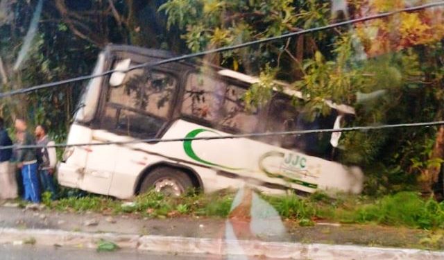 Ônibus com problemas mecânicos atinge automóveis e cai em valeta em São José