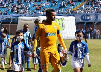 Capitão e mais experiente do elenco do Avaí, Glédson agradece chance no gol