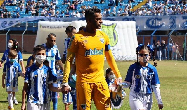 Capitão e mais experiente do elenco do Avaí, Glédson agradece chance no gol
