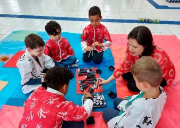 Lápis viajante ensina diferentes culturas para crianças de escola em São José