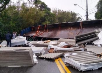 Acidente com caminhão interdita a rodovia SC-404 no Morro da Lagoa