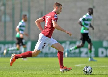 Titular no Acadêmico de Viseu, Arthur Chaves comemora primeiro gol na Europa