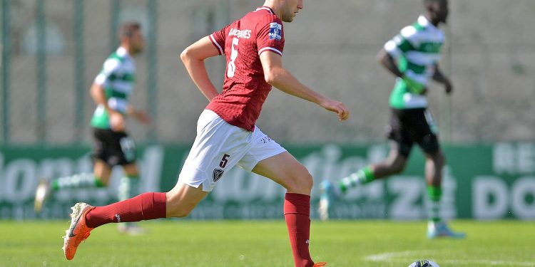 Titular no Acadêmico de Viseu, Arthur Chaves comemora primeiro gol na Europa