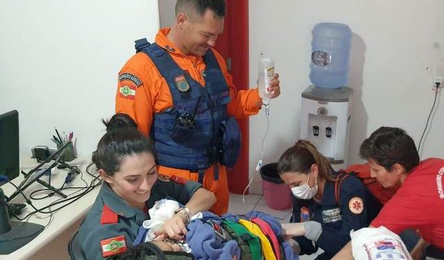 Menino de um ano e oito meses se afoga em piscina e é salvo pelos Bombeiros em Palhoça
