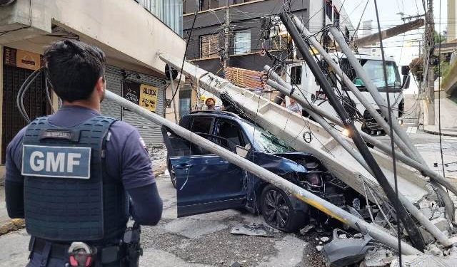 Três mulheres ficam feridas após colidir carro em poste no Centro de Florianópolis