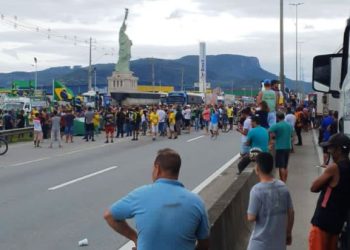Caminhoneiros bolsonaristas bloqueiam BR-101 em protesto pelo resultado da eleição