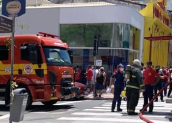 Bombeiros fazem simulação de incêndio em escola na avenida Rio Branco nesta terça (18)