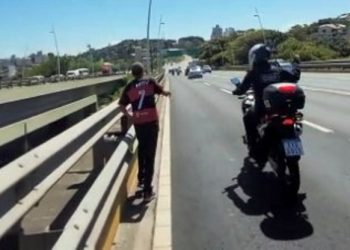Pedestre é flagrado em travessia perigosa a pé pela Ponte Colombo Salles