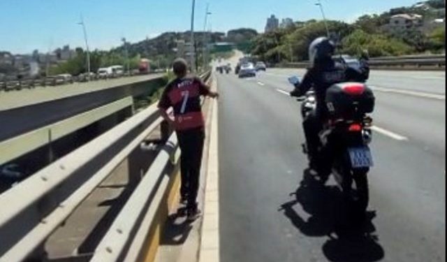 Pedestre é flagrado em travessia perigosa a pé pela Ponte Colombo Salles