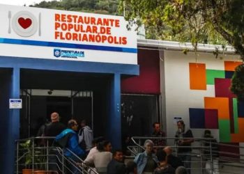 Homem morre após cair e bater a cabeça em restaurante popular na Capital