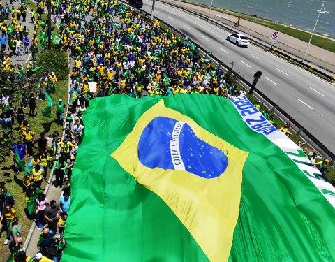 Manifestantes bloqueiam um dos sentidos da avenida Beira-Mar Norte